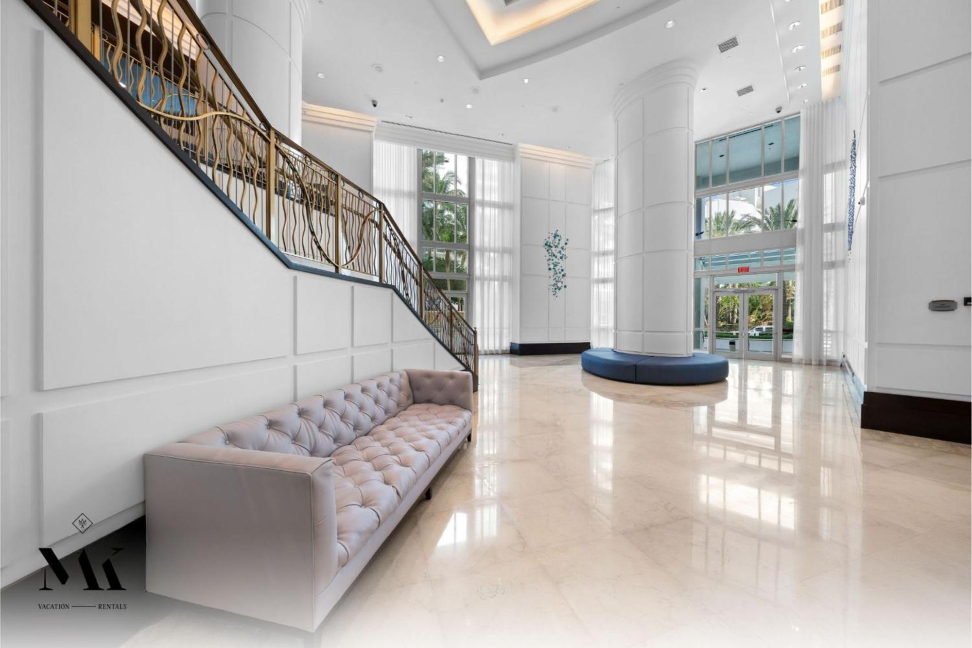 Fontainebleau Resort Balcony W Ocean And City View — Photos 2